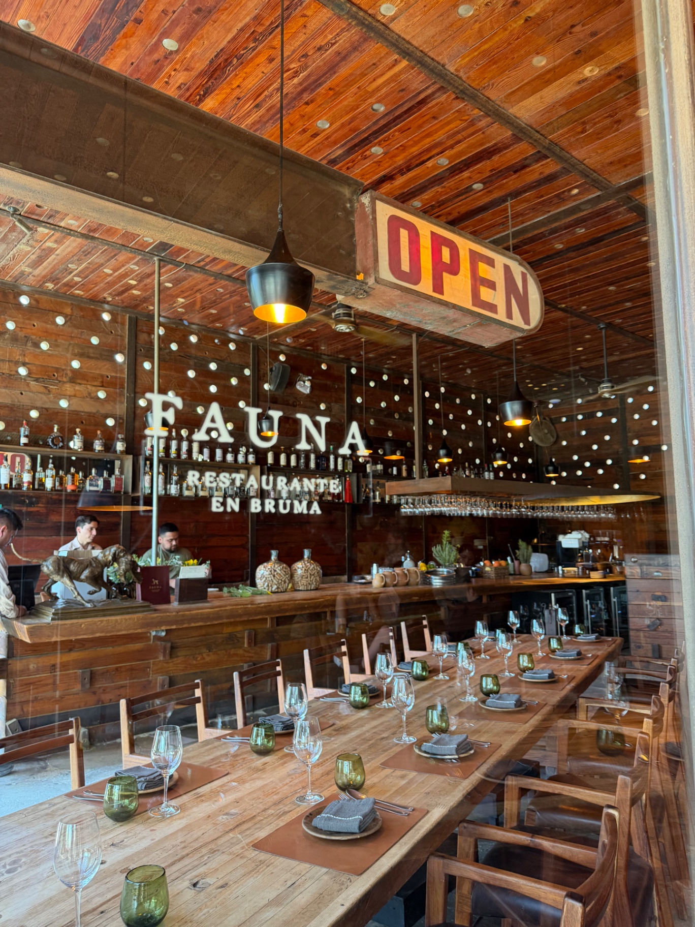 Bar and long table at Restaurante Fauna en Bruma.